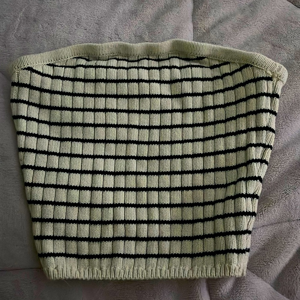 Its a tube top from L.A hearts. Size is x-small, bage with black lines.